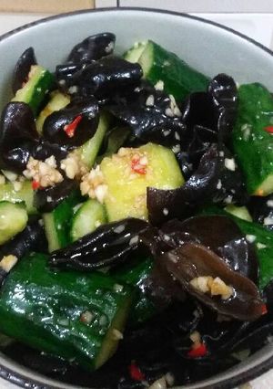 Foto resep Salad pedas asam maniz mentimun & jamur kuping