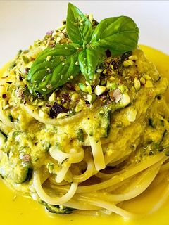 Foto di Carbonara di zucchine e granella di pistacchio