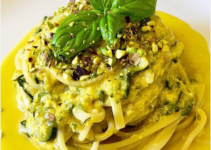 Carbonara di zucchine e granella di pistacchio