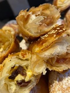 O poză a rețetei Ștrudele cu mere sau brânză dulce cu stafide😍pufoase, foioase, crocante și delicioaseee 😋.