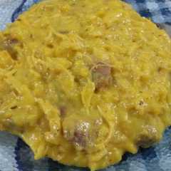 Una foto de Polenta de harina de maíz con 1/2 pechuga de pollo asado y algo +