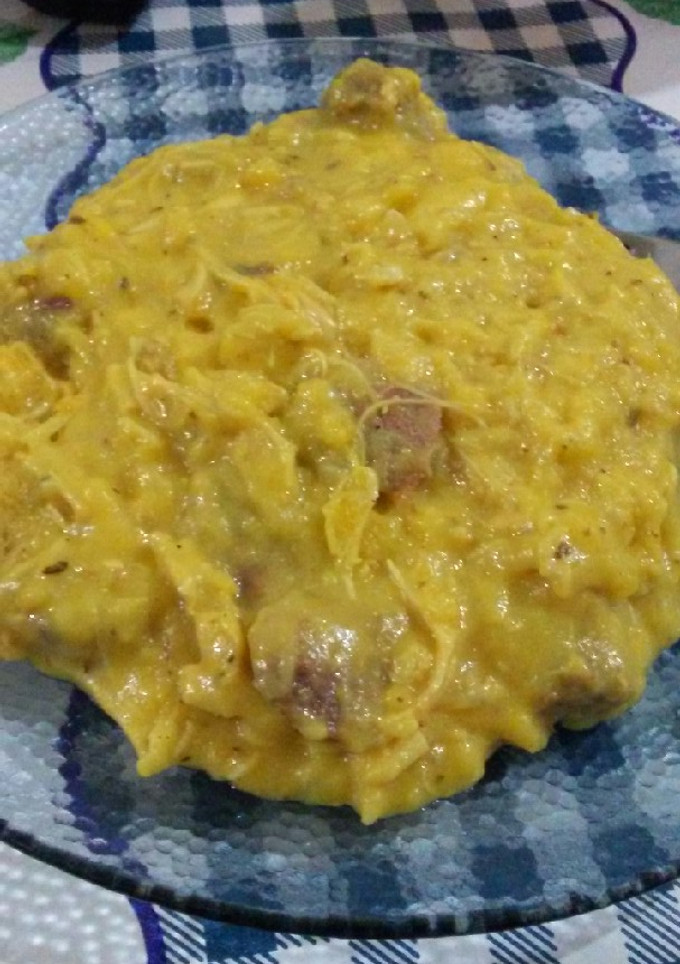 Una foto de Polenta de harina de maíz con 1/2 pechuga de pollo asado y algo +