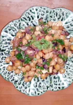 A picture of Mediterranean chickpeas, cottage cheese, 🥓 bacon 🥗salad.