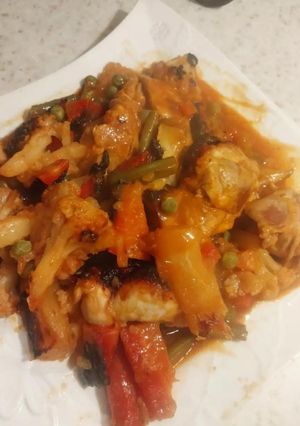 A picture of Baked Chicken And Vegetables With Sriracha Sauce.