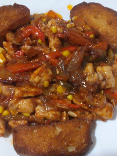 Una foto de Pollo con verduras