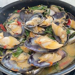 A picture of Stir Fried Clam with Sweet Basil (Thai Basil).
