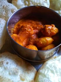 লুচি আলুর দম(luchi aloor dum recipe in Bengali) রেসিপির প্রধান ছবি