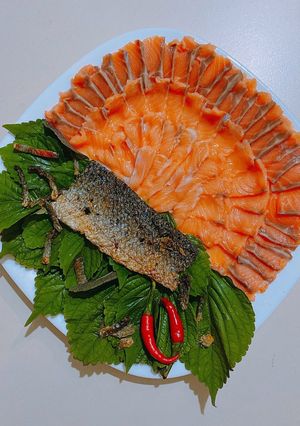 Hình của món Cá hồi xếp lớp.