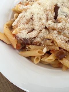 Una foto de Macarrones con berenjena y tomate natural con queso