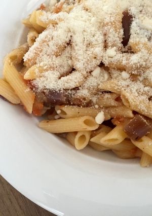 Foto principal de Macarrones con berenjena y tomate natural con queso