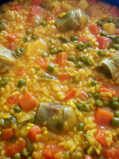 Una foto de Arroz con alcachofa, sepia y solomillo de pavo