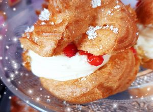 Une photo de Choux crème pâtissière mascarpone et fruits rouges fraises 🍓