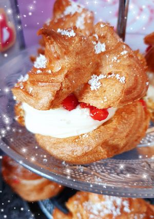 Une photo de Choux crème pâtissière mascarpone et fruits rouges fraises 🍓