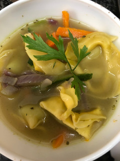 Una foto de 181. Sopa oriental con tortellini de albahaca (entrante pasta)