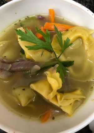 Una foto de 181. Sopa oriental con tortellini de albahaca (entrante pasta)