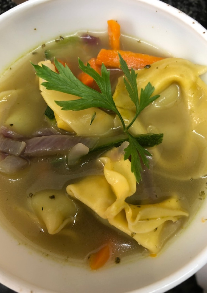 Una foto de 181. Sopa oriental con tortellini de albahaca (entrante pasta)