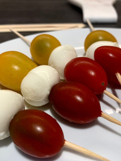 Una foto de Brochetas de mozzarella y tomate cherry 🍢🍡