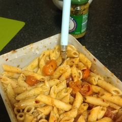 A picture of Pesto, bacon & tomato pasta 10/10.