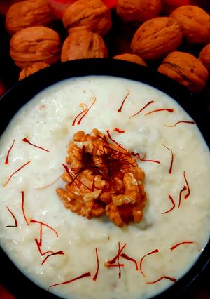 स्वादिष्ट अखरोट खीर विद केसर(Swadist akhrot kheer with kesar recipe in Hindi) रेसिपी मुख्य फोटो