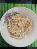 Tallarines de surimi con salsa de queso y pimienta light