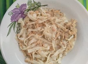Una foto de Tallarines de surimi con salsa de queso y pimienta light