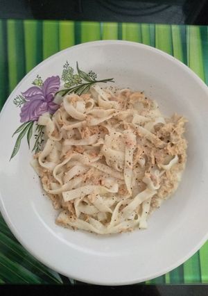 Una foto de Tallarines de surimi con salsa de queso y pimienta light