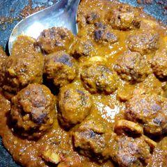 A picture of Meatballs with mushrooms in coconut sauce.