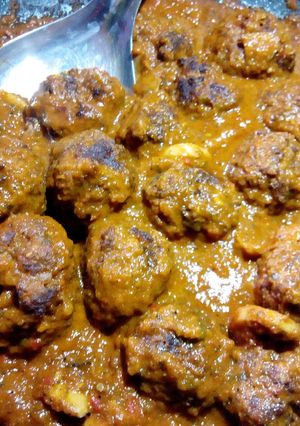 A picture of Meatballs with mushrooms in coconut sauce.