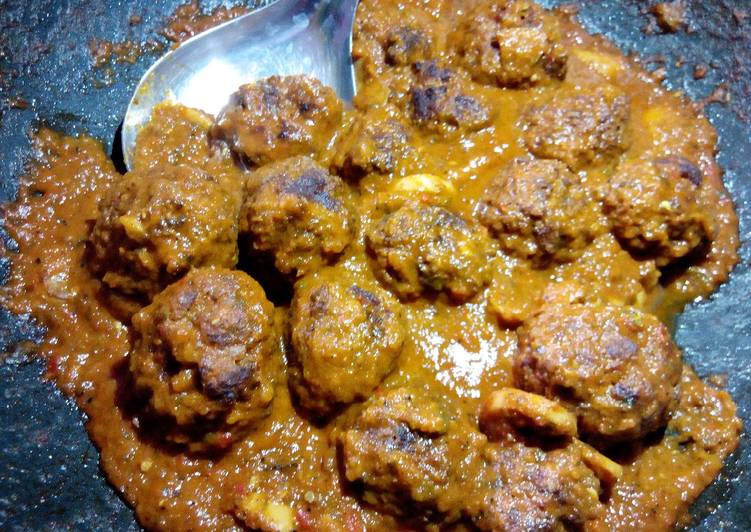 Meatballs with mushrooms in coconut sauce