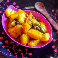 A picture of Kumro Aloo'r Chokka/ Potato Pumpkin Curry.