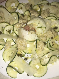 Una foto de Carpaccio de calabacín