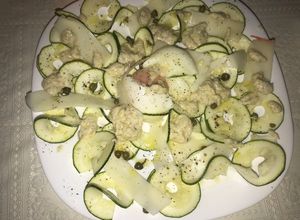 Una foto de Carpaccio de calabacín