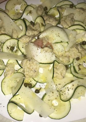 Una foto de Carpaccio de calabacín