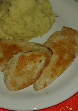 Una foto de Pechuga de pollo a la plancha con puré