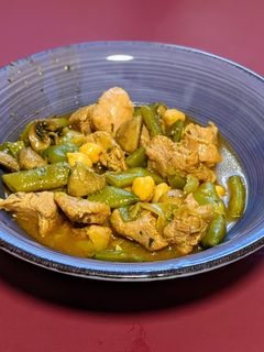 Una foto de Pavo estofado con garbanzos y judías verdes
