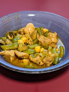 Una foto de Pavo estofado con garbanzos y judías verdes