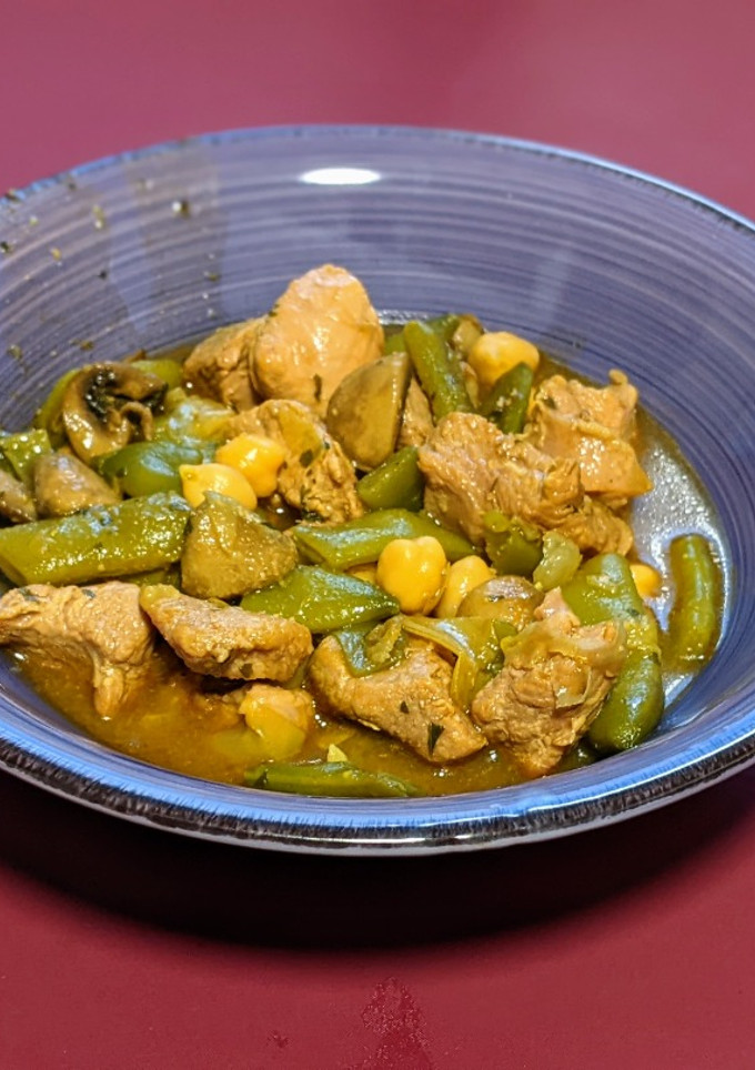 Una foto de Pavo estofado con garbanzos y judías verdes