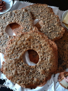 Foto di Pane svedese _ Knächebröd Glutenfree,anice stellata e sesamo