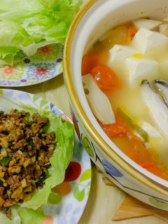 牛鬆生菜包 + 蕃茄三文魚頭豆腐煲 的食譜成品照片