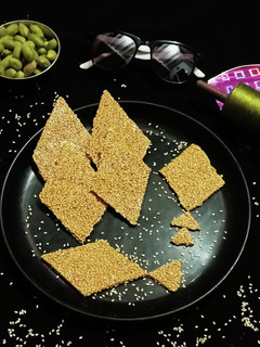 તલ ની ચીકી (Til Chikki Recipe In Gujarati) રેસીપી મુખ્ય ફોટો