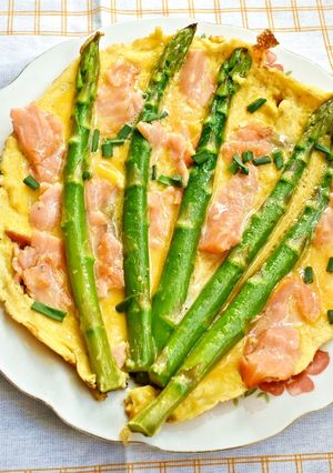 Zdjęcie przepisu Omlet ze szparagami i wędzonym łososiem.
