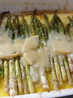 Una foto de Espárragos al limón con queso parmesano