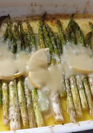 Una foto de Espárragos al limón con queso parmesano