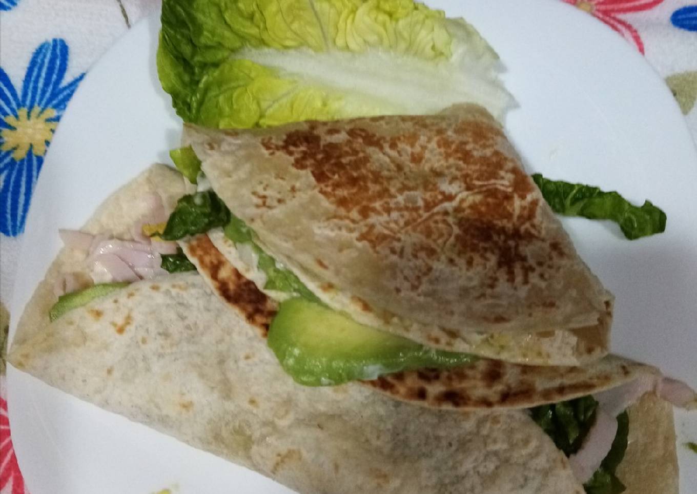 Fajitas de pechuga de pavo, tortilla, lechuga y aguacate
