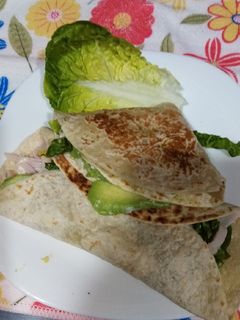 Una foto de Fajitas de pechuga de pavo, tortilla, lechuga y aguacate