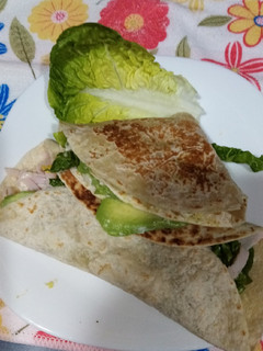 Una foto de Fajitas de pechuga de pavo, tortilla, lechuga y aguacate