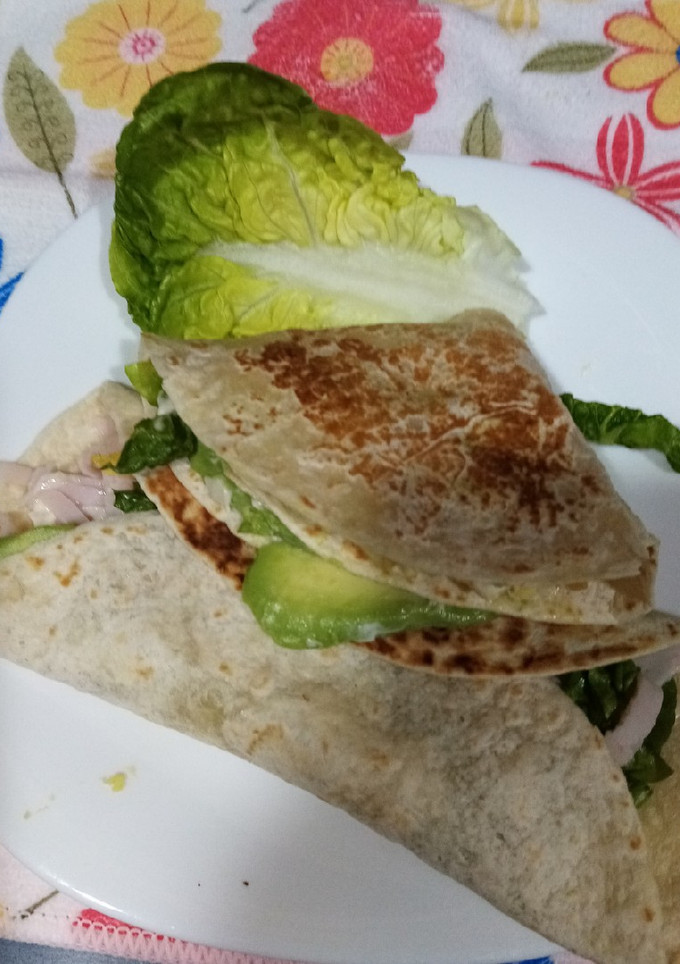 Una foto de Fajitas de pechuga de pavo, tortilla, lechuga y aguacate