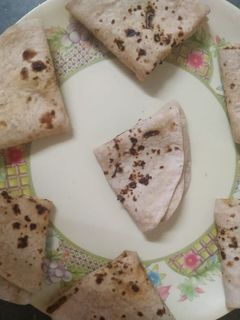 ફુલકા રોટી (Fulka Roti Recipe In Gujarati) રેસીપી મુખ્ય ફોટો