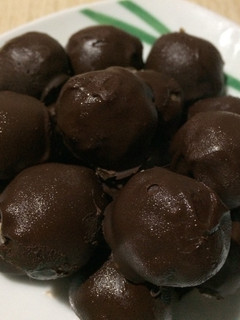 Una foto de Besitos de nuez cubiertos de chocolate