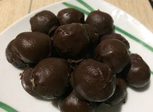 Una foto de Besitos de nuez cubiertos de chocolate